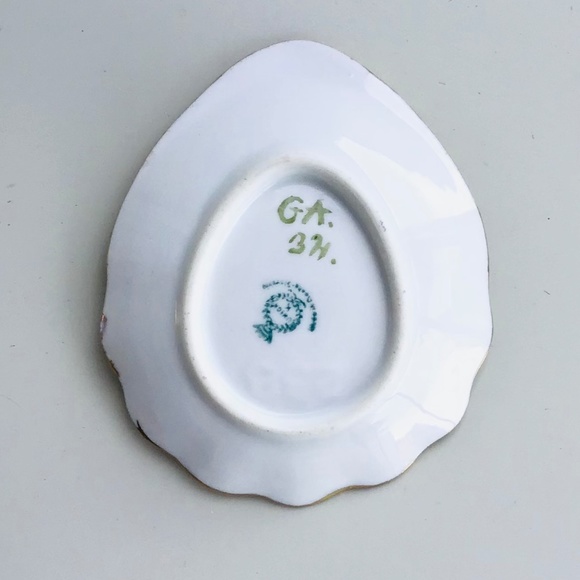 Vintage small scallop shaped hand painted porcelain pin dish - Picture 5 of 7